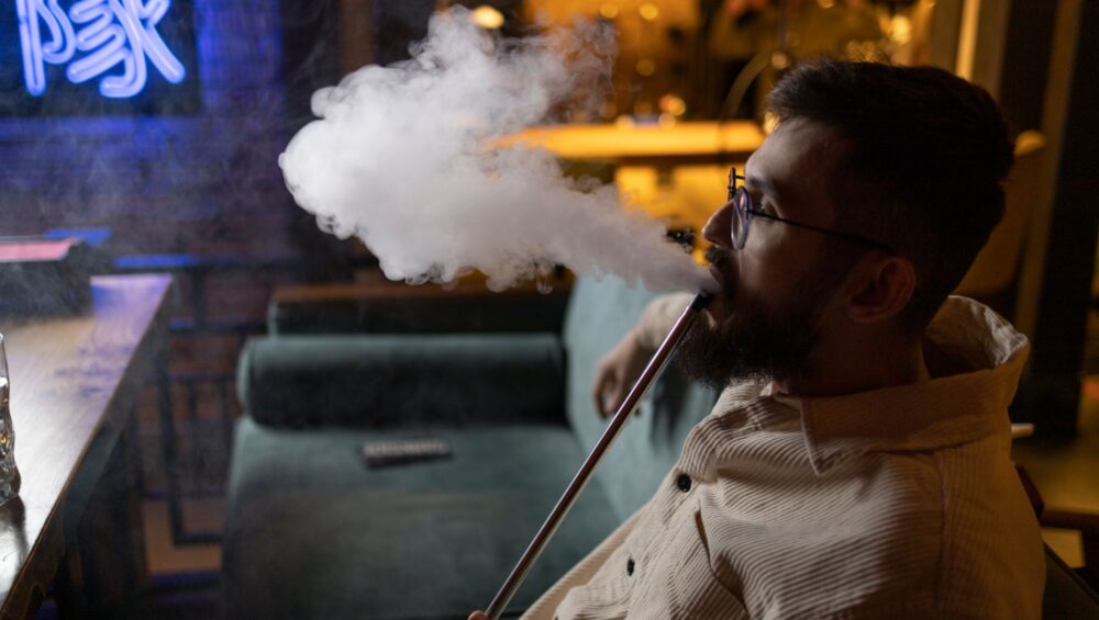 Seorang lelaki India menghisap pelbagai jenis vape di Malaysia