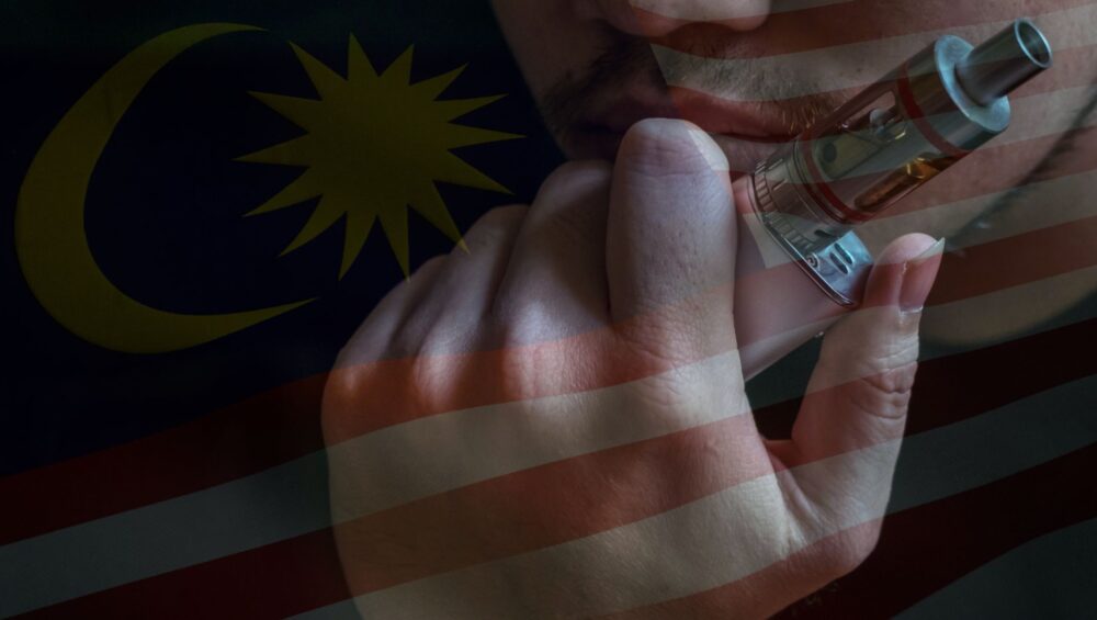 Seorang pengguna vape sedang memikirkan perkembangan terkini di Malaysia